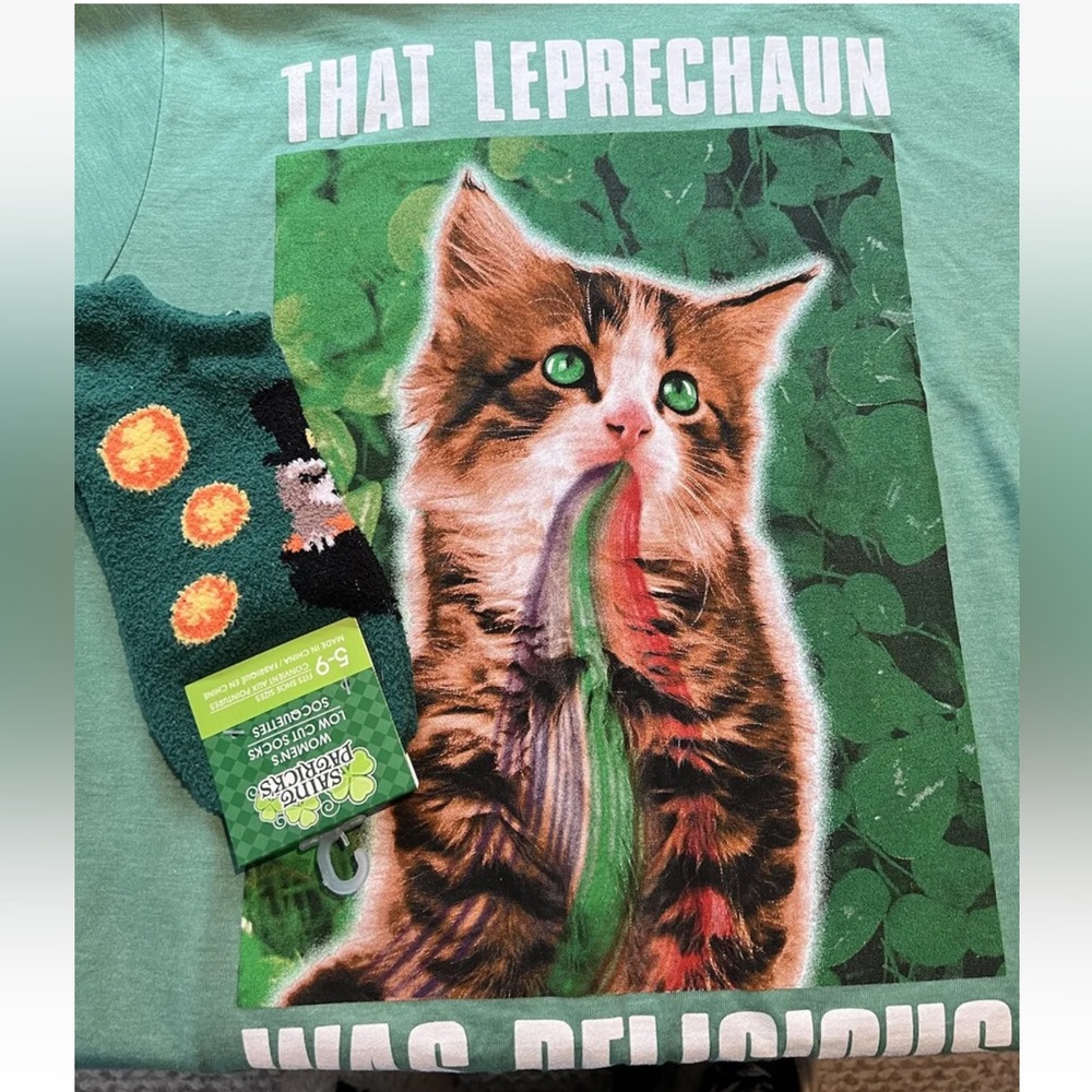 FUNNY ST. PATRICK’S DAY LEPRECHAUN CAT SHORT SLEEVE TEE TOP WITH BONUS SOCKS